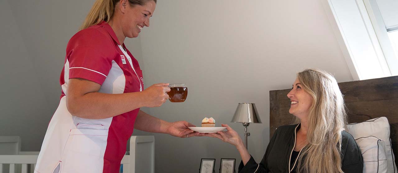 twee vrouwen die de intake bespreken